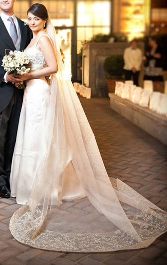 Any Monique Lhuillier bees? Pictures please! : wedding gown monique lhuillier beach shore dress shopping pictures Pic2