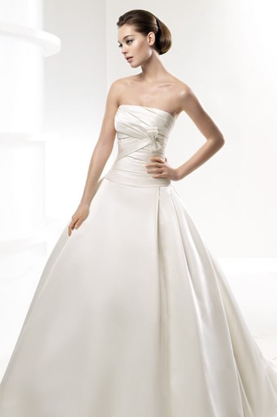 is anyone rocking the straight neckline? :  wedding straight neckline sweetheart alter alterations strapless neck line Front