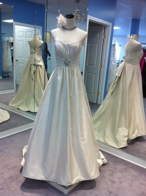 Paloma Blanca #4004 for sale :  wedding paloma blanca 4004 dress Pb 4004 Front