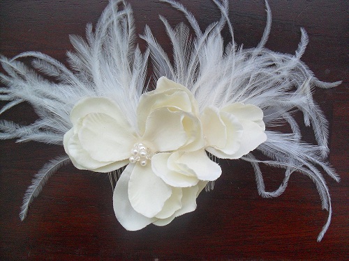 Flower fascinator with ostrich feathers, Swarovski crystal and freshwater pearls : wedding fascinator comb pearl feather ivory flowers SAM 2303