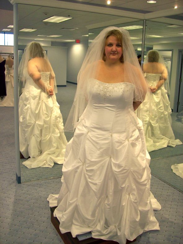 Any pictures of Real Full Figured Brides in any Alfred Angelo dresses??? :  wedding 100 3377