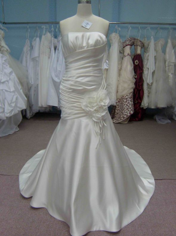 Looking for a white mermaid wedding dress size 46 wedding mermaid dress