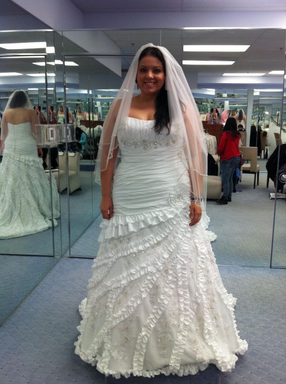 Any pictures of Real Full Figured Brides in any Alfred Angelo dresses??? :  wedding Me7