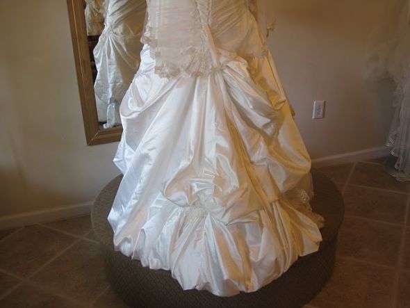 BUSTLES, BUSTLES, BUSTLES! :  wedding bustles Bustle1