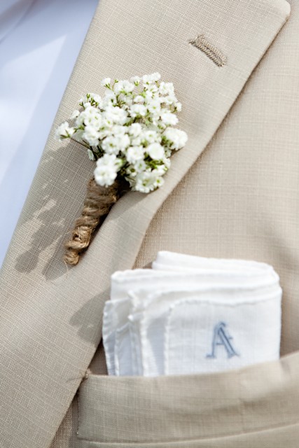 Baby's Breath Centerpieces and bouquets :  wedding center pieces centerpieces babys breath flowers bouquet boutonniere help Babys Breath Boutenier