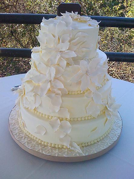 A traditional all white wedding cake wedding food 12978ivory Cake 