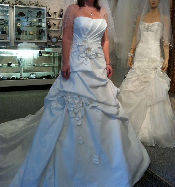 I think I'm in love with Enzoani :  wedding Dijon2