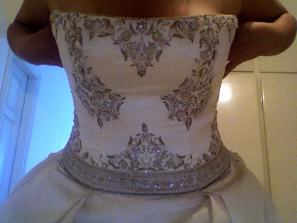 is anyone rocking the straight neckline? :  wedding straight neckline sweetheart alter alterations strapless neck line Photo 118jhg