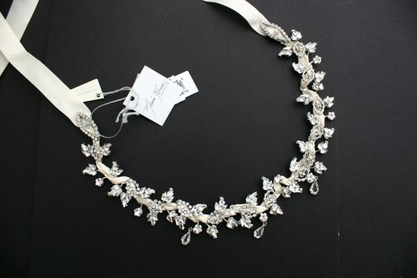 Gorgeous bridal necklace collar with genuine swarovski crystals attached to