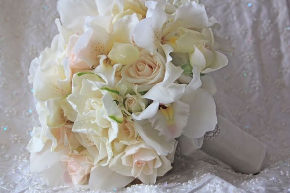 Show us your all white bouquets wedding Cream Bridal Bouquet1