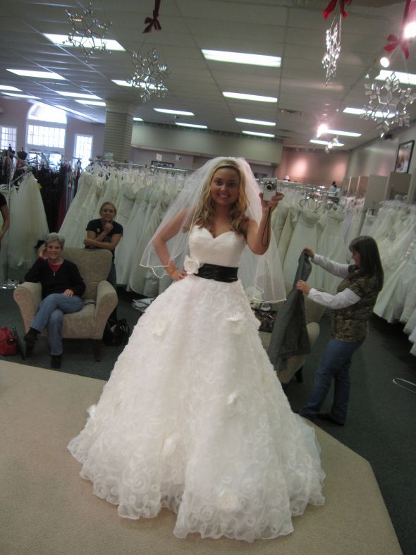 I am so in love with BIG POOFY BALL GOWNS.. SHOW ME YOURS!!! :  wedding IMG 3879