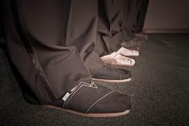 to have bouteniers or not? :  wedding boutonneirs casual groomsmen attire Toms