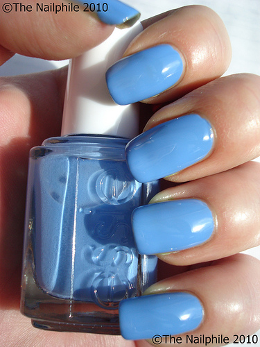 colored painted nails on the big day : wedding Lapis