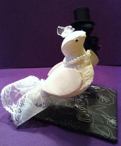 DIY Friday :  wedding diy features Cake Topper Bride DIY lovebirds cake topper :  wedding cake topper lovebirds black purple white diy Cake Topper Bride 