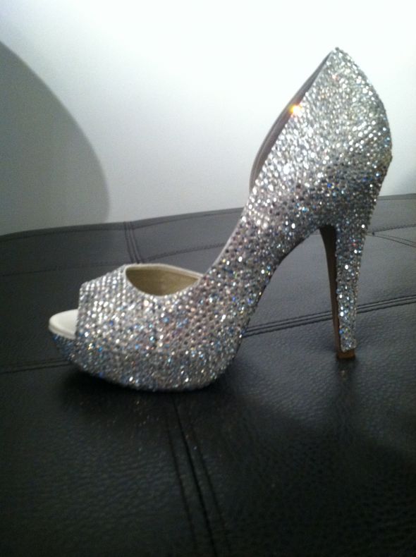 DIY Dream Wedding Shoe! : wedding diy sparkle shoes sparkle shoes crystal shoes shoes white silver dress diy Photo5
