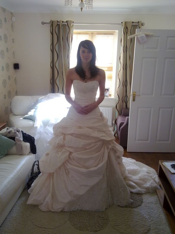 How much and by who? Share your dress experience with me! :) :  wedding 210320101048