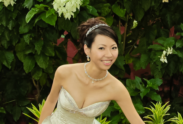 Searching for the right necklace... : wedding necklace ivory blue davids bridal 1 horizon blue topaz pearls rosette hydrangea Dainty NL On Model Garden Shoot