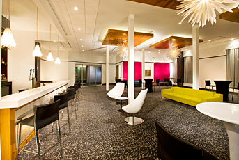 Modern, NOT vintage : wedding Cocktail Space