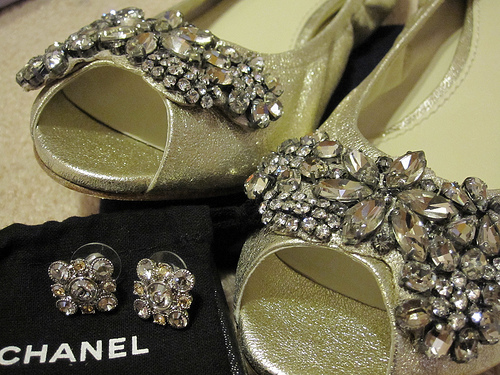 Brooch bouquet for wedding...which to choose? Or go back to fresh flowers? : wedding 5629269045 52d1e897de