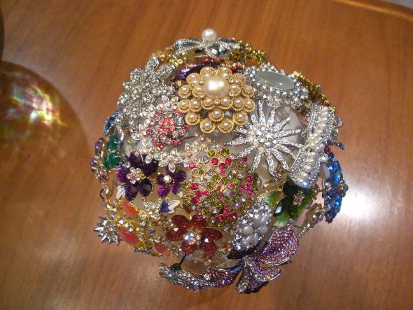 I've begun my brooch bouquet I started by wiring each brooch with a 16