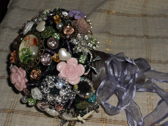 My reworked DIY bouquet :  wedding bouquet jewelry buttons Fwas 013