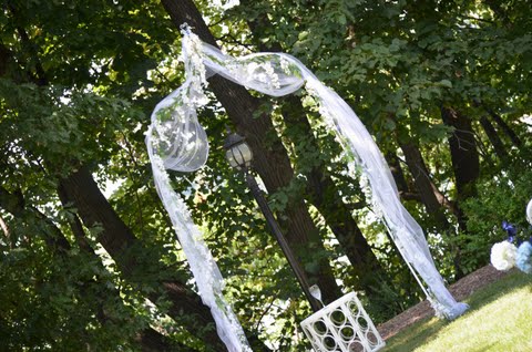 You can decorate your wedding arch with real or artificial flowers