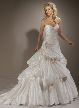 Dream dress vs THE dress... how the mirror changes things! :  wedding shopping anxiety choosing a style Prestynf