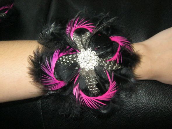My Feather Corsages wedding feather black pink IMG 0860