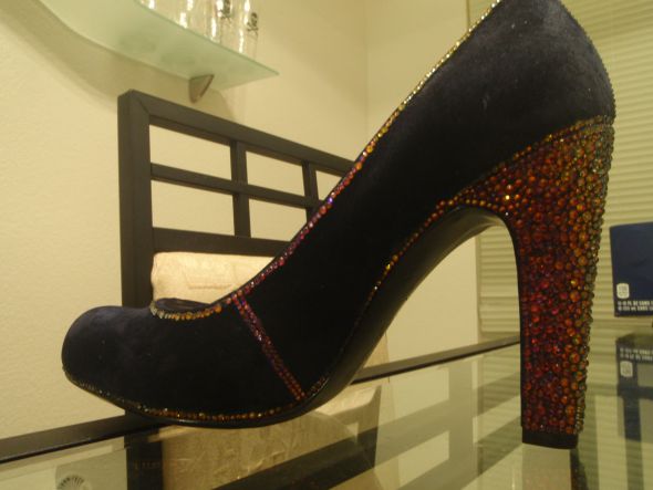 DIY Volcano Crystal Shoes :  wedding swarovski strass cobalt crystal diy shoes Volcanoheeltable1