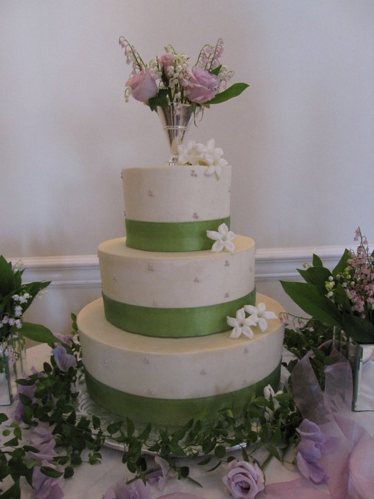 Butter Cream frosting cakes.  Anyone else only using buttercream? :  wedding ours was delicious buttercream Cake