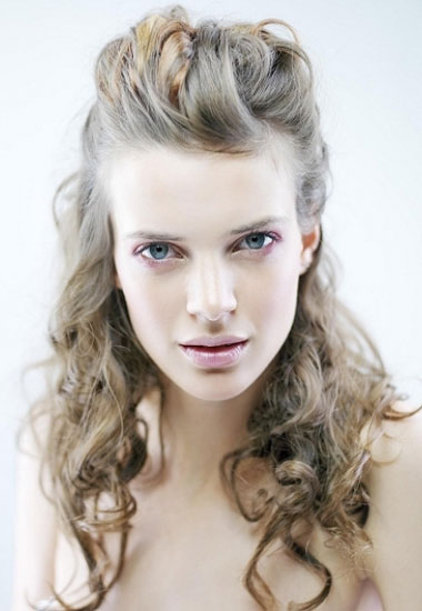 Half up hair styles with a vintage inspiration :  wedding half up hair vintage Various Hairstyles1