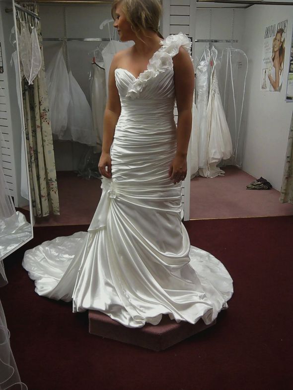 Help on picking a dress!  CAN'T SLEEP! :  wedding Dress1