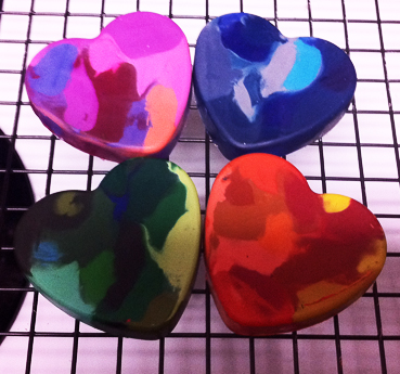 DIY Friday : wedding diy features Colors Homemade crayons : wedding crayons kids fun activities colorful color drawing hearts bright teal black blue brown navy gold green orange pink purple red white ivory yellow silver inspiration diy reception Colors