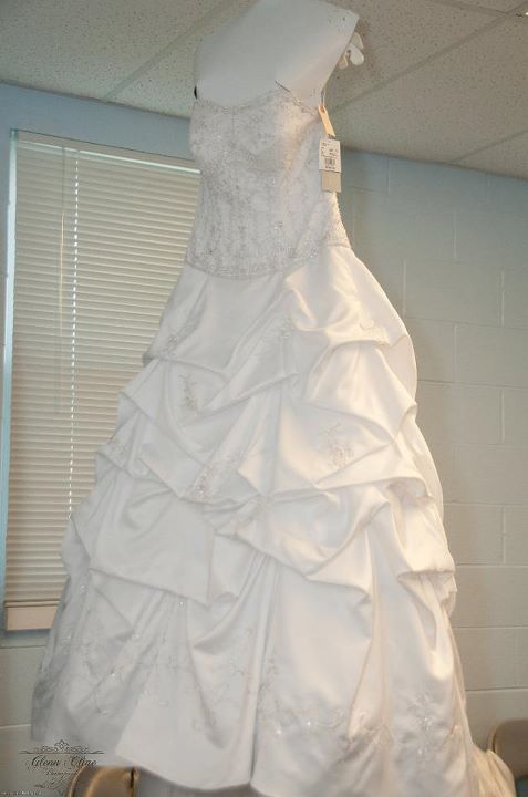 OLEG CASSINI WEDDING DRESS. BEAUTIFUL <3 :  wedding wedding dress size 12 white train beading ceremony dress Wedding Dress 2