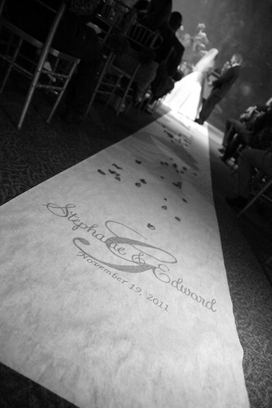 What were your favorite professional pictures from your big day? :  wedding best pics ZCAisleRunnerwithCoupleBW