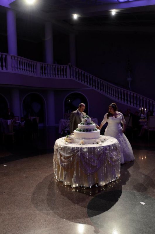 post a picture of your wedding cake/design :  wedding 480237 3766681721704 1116481659 3489067 1569031246 N