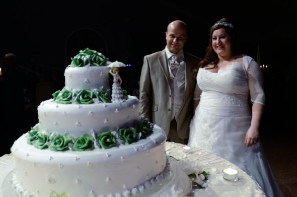 post a picture of your wedding cake/design :  wedding 558495 3766683361745 359294290 N