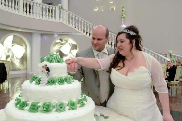 post a picture of your wedding cake/design :  wedding 577462 3766686601826 1116481659 3489070 1781341511 N