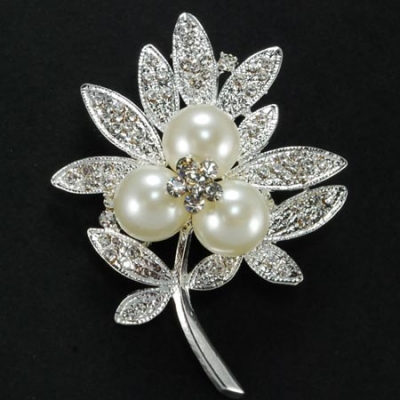 Will Your Mother and Groom's Mother wear a Corsage? : wedding mother of bride corsage Pearl Leaf Brooch