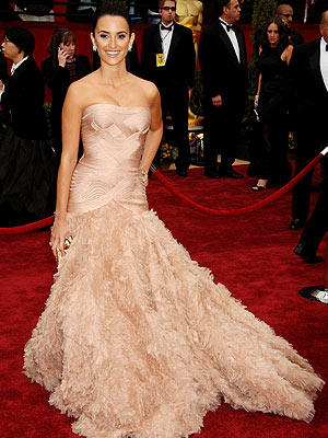 OMG! I need dress help! I think I found her! :  wedding dress help id versace penelope cruz Penelope Cruz2