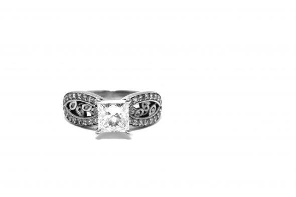 Show us your unusual/original DETAILS! : wedding details surprise diamond unusual original ring Ring 23