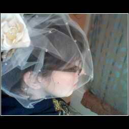 DIY tulle and flower birdcage veil :  wedding veil birdcage diy tulle Veil2