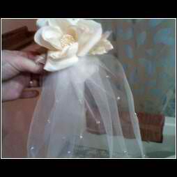 DIY tulle and flower birdcage veil :  wedding veil birdcage diy tulle Veil3