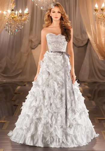 Hourglass shape: flowwy and romantic vs. Form-fitting and sexy :  wedding dress cant decide Main Image