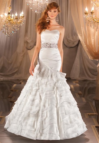 Hourglass shape: flowwy and romantic vs. Form-fitting and sexy :  wedding dress cant decide Main Image 2