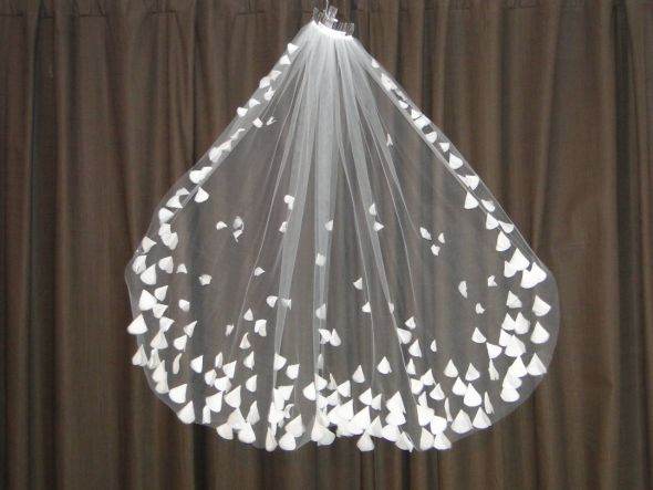 Melissa Sweet Uma Veil Ivory - Short/fingertip : wedding melissa sweet uma veil flower petals ivory floral fingertip ceremony dress jewelry Uma