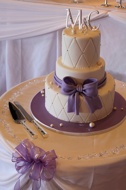 post a picture of your wedding cake/design : wedding 4754087886 1d369f3567 Z