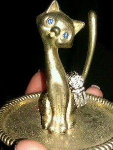 Photographing a Multi-Stone Ring : wedding ring photo blurry flash digital camera Ring On Holder