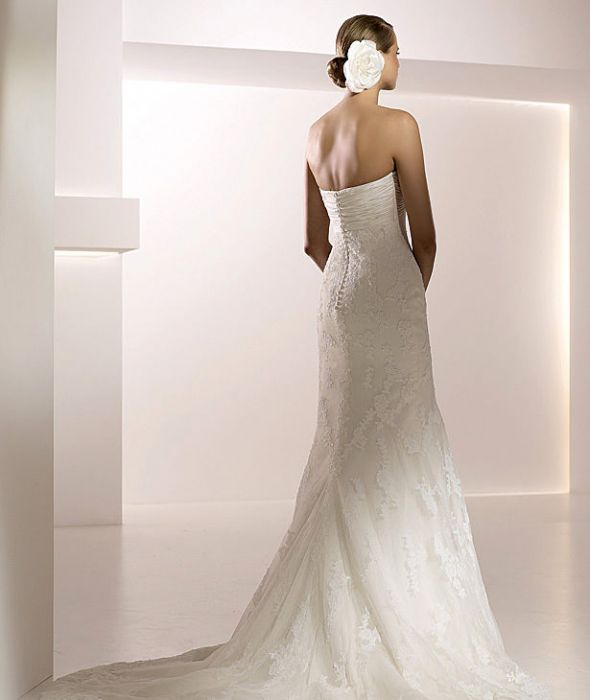 To veil or not to veil? :  wedding veil headpiece allure allure 8634 non traditional garden ceremony garden outdoor indiana Pronovias Mahon Back