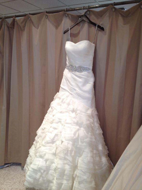 Hourglass shape: flowwy and romantic vs. Form-fitting and sexy : wedding dress cant decide Martina Liana 396